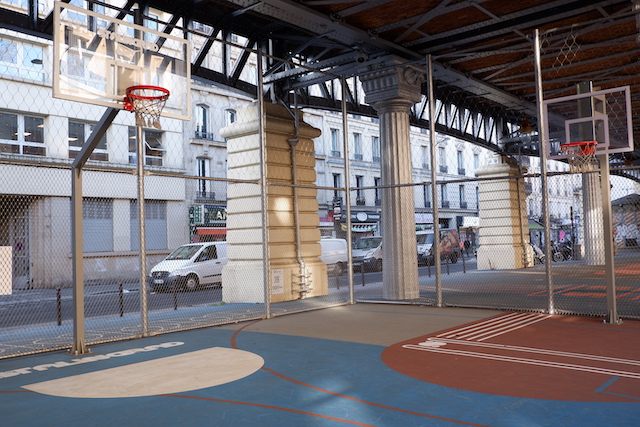 Le playground de Stalingrad sous le métro aérien / © Solenn Cordroc'h pour Enlarge your Paris