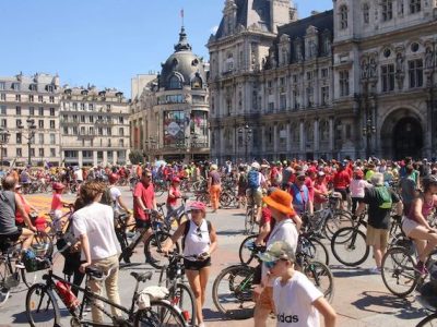 Rassemblement de cyclistes devant l'Hôtel de Ville à Paris / © Mieux se déplacer à bicyclette en Île-de-France