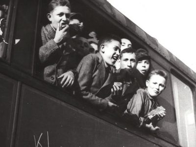 Arrivée en gare de Thionville le 6 juin 1945 de 426 jeunes rescapés du camp de Buchenwald provenant pour la plupart du camp d’Auschwitz-Birkenau / © Mémorial de la Shoah - OSE