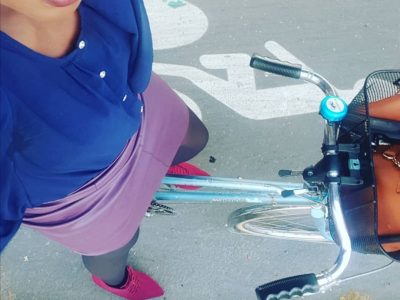 La cycliste parisienne Sandrine Gbaguidi, alias @Bayibiking, qui a lancé le challenge #5jvelotafjupe sur Twitter en 2019 / @ #5jvelotafjupe - Twitter