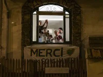 Pendant le confinement, à 20h on applaudit le personnel soignant comme ici à Bagnolet / © Jérômine Derigny