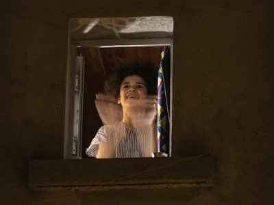Pendant le confinement, à 20h on applaudit le personnel soignant comme ici à Bagnolet / © Jérômine Derigny