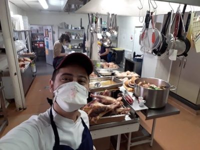 Les restaurateurs de la communauté Ecotable ont entrepris de livrer des repas aux personnels des services hospitaliers et aux SDF à Paris / © Ecotable