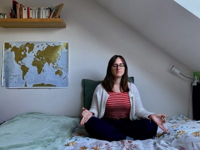 La journaliste Manon Gayet en pleine séance de méditation du confinement / © Enlarge your Paris