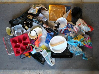 Des déchets non recyclables comme les pots de yaourt et les gobelets à café chez Recnorec à Plaisir / © Recnorec