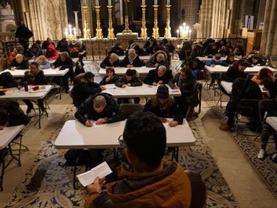 Une dictée organisée par Rachid Santaki à la basilique Saint-Denis en 2017 / © La Dictée géante