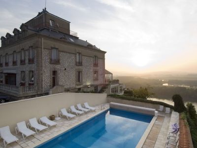 Le Domaine de La Corniche à Rolleboise dans les Yvelines fait partie des destinations sélectionnées par Staycation en Île-de-France / © Staycation