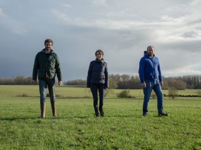 Nicolas et Grymonprez (à gauche et au centre), éleveurs bio en Seine-et-Marne et producteur de brie et de coulommiers fermiers / © Aurélie Boivin