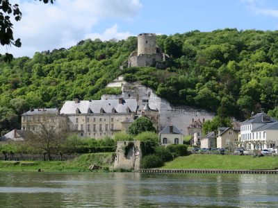 Le village de la Roche-Guyon dans le parc naturel du Vexin / © PNR Vexin français