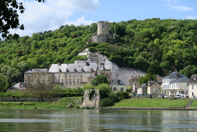 Le village de la Roche-Guyon dans le parc naturel du Vexin / © PNR Vexin français