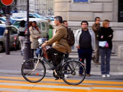 Cycliste à Paris / © Brad Scruse (Creative commons - Flickr)