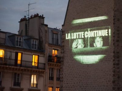 Projection organisée par le cinéma La Clef sur un mur de la rue Daubenton à Paris pendant le confinement / © Claire-Emmanuelle Blot