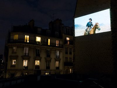Projection organisée par le cinéma La Clef sur un mur de la rue Daubenton pendant le confinement / © Claire-Emmanuelle Blot