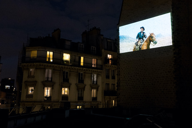 Projection organisée par le cinéma La Clef sur un mur de la rue Daubenton pendant le confinement / © Claire-Emmanuelle Blot