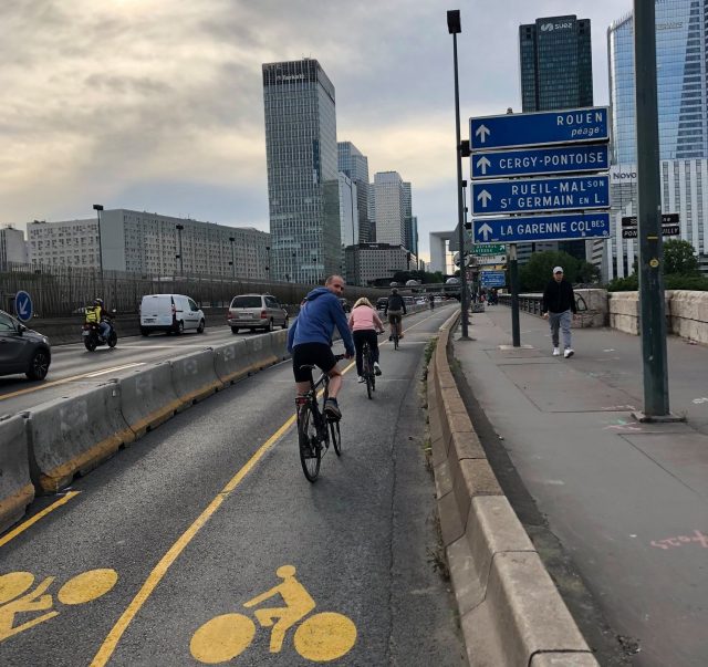 La piste cyclable temporaire mise en place pour se rendre à La Défense est l'un des exemples d'urbanisme tactique déployés suite au déconfinement dans le Grand Paris / © Collectif vélo Île-de-France