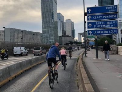 La piste cyclable temporaire mise en place pour se rendre à La Défense est l'un des exemples d'urbanisme tactique déployés suite au déconfinement dans le Grand Paris / © Collectif vélo Île-de-France