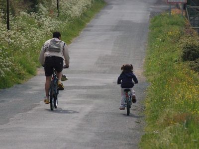 Cyclistes sur une route de campagne / © Marc Lacoste (Creative commons - Flickr)