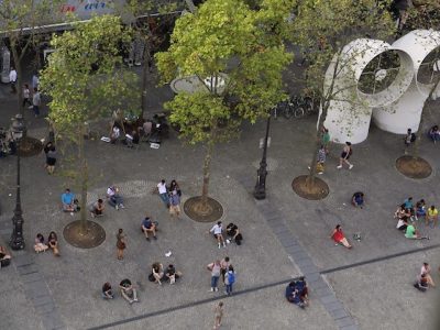 La place du Centre Pompidou à Paris (4e). Cet été, la Ville de Paris invite les artistes à s'emparer des espaces publics dans le cadre du 