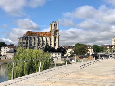 La collégiale Notre-Dame de Mantes-la-Jolie le long de la véloroute de la Seine à Vélo / © Steve Stillman pour Enlarge your Paris