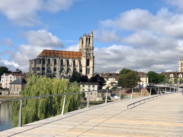 La collégiale Notre-Dame de Mantes-la-Jolie le long de la véloroute de la Seine à Vélo / © Steve Stillman pour Enlarge your Paris