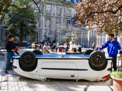 Une voiture reconvertie en table de ping pong aux Grands Voisins à Paris / © Les Grands Voisins