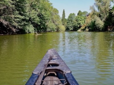 Canoë sur un bras de la Seine dans le parc naturel du Vexin français avec Vexin Outdoor Adventure / © Solenn Cordroc'h pour Enlarge your Paris