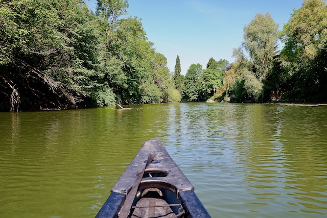 Canoë sur un bras de la Seine dans le parc naturel du Vexin français avec Vexin Outdoor Adventure / © Solenn Cordroc'h pour Enlarge your Paris