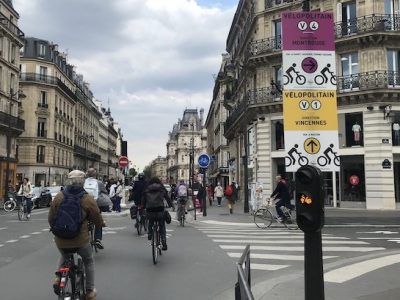 Les nouveaux panneaux indiquant les pistes cyclables temporaires installés par l'association Paris en selle le 10 juin / © Olivier Razemon