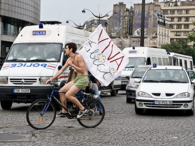 Cycliste à Paris durant le 