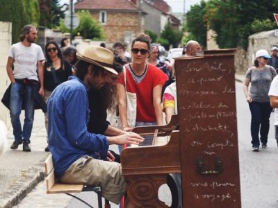 Piano roulant lors d'une déambulation / © Jérôme Raphose