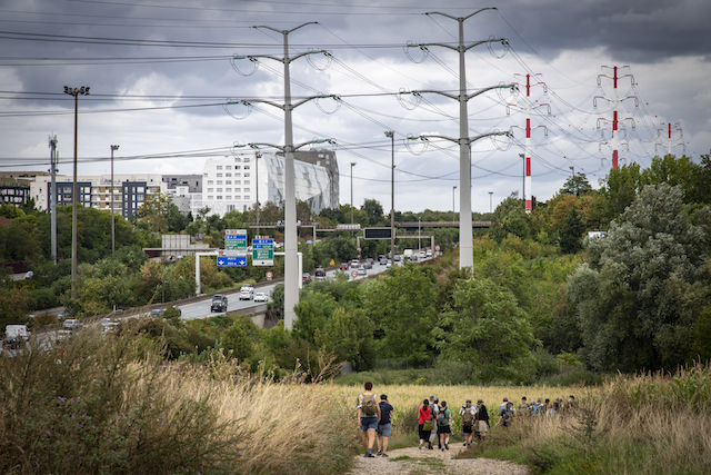 Jour 5. Le long de l'A6 et du TGV Ouest, vers le plateau de Monjean, sur le tracé de la Ligne 14 sud / © Jérômine Derigny pour Enlarge your Paris