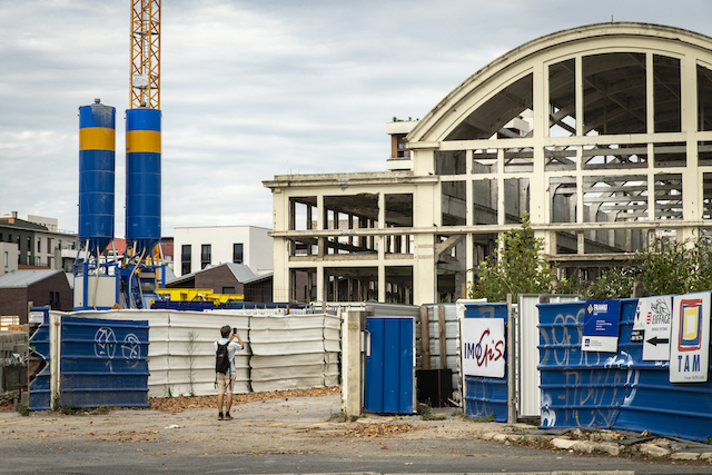 Jour 2. Halles sur les berges de la Seine, à proximité de la future gare des Grésillons, et face au site d'entraînement olympique de l’Île des  Vannes à Saint-Ouen / © Jérômine Derigny pour Enlarge your Paris