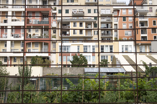 Jour 2. Des habitations vues de la friche culturelle des Groues, près de la future gare de Nanterre La Folie, sur la ligne 15 Ouest / © Jérômine Derigny pour Enlarge your Paris