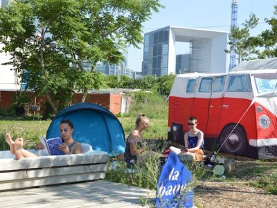 Le camping de la friche Vive les groues ! au pied des tours de La Défense à Nanterre / © Yes We Camp