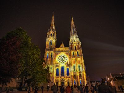 La cathédrale de Chartres s'illumine chaque soir jusqu'au 10 octobre dans le cadre de Chartres en lumières / © Ville de Chartres