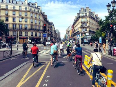 La coronapiste de la rue de Rivoli à Paris partagée sur Twitter avec le hashtag #JaimeMaPiste / © @CommuteDeParis