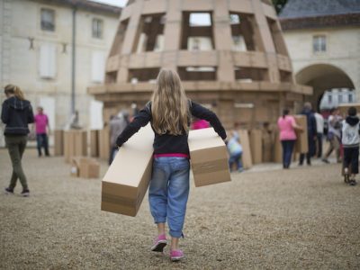 Ce week-end, une oeuvre fabriquée entièrement avec des cartons va s'édifier dans le parc forestier de la Poudrerie à Sevran en Seine-Saint-Denis / © Sébastien Laval