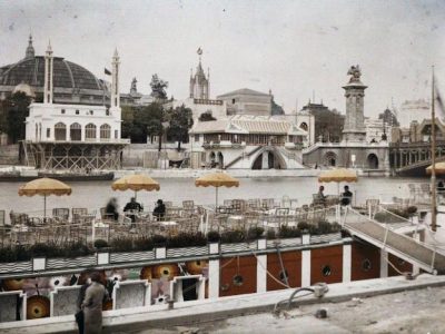 Sur les bords de Seine à Paris face au Grand Palais. Une photo tirée de l'exposition 