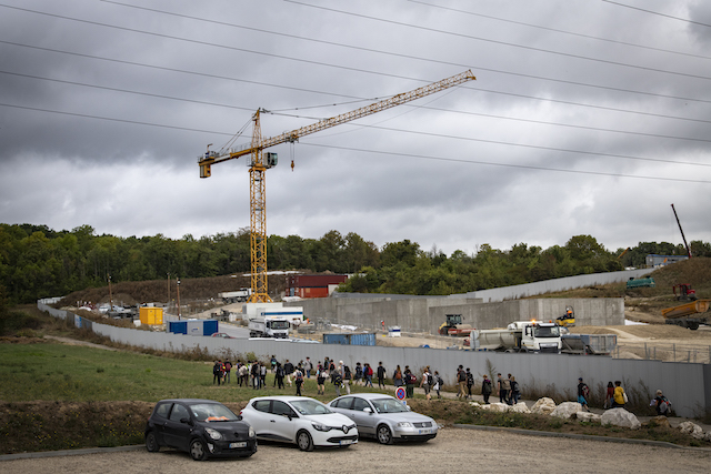 Jour 10. Chantier d’un ouvrage technique de la Ligne 16 sur le Mont Guichet à Chelles. Sur le flanc du chantier se trouve un pôle agricole biologique, avec une maraîchère, un apiculteur, un céréalier et un viticulteur / © Jérômine Derigny pour Enlarge your Paris