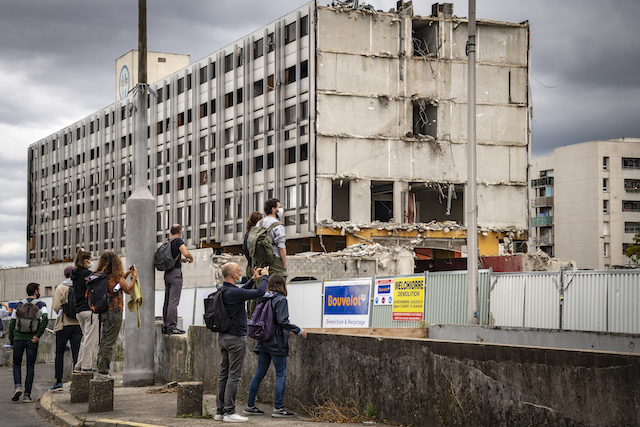 Jour 11. Le centre commercial du Galion en cours de déconstruction, au cœur de la Cité de la Rose des vents, aussi connue sous le nom de cité des 3000 à Aulnay-sous-Bois / © Jérômine Derigny pour Enlarge your Paris