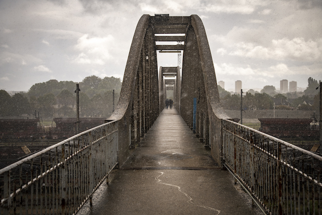 Jour 11. Passerelle piétonne de 300 mètres au-dessus du faisceau ferroviaire Nord (RER, Transilien, TER, Intercités, TGV et Thalys), entre Le Blanc-Mesnil et Drancy / © Jérômine Derigny pour Enlarge your Paris