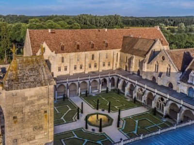 Construite au XIIIe siècle, l'abbaye de Royaumont dans le Val-d'Oise est devenue un centre culturel qui abrite également un hôtel et un restaurant / © Abbaye de Royaumont