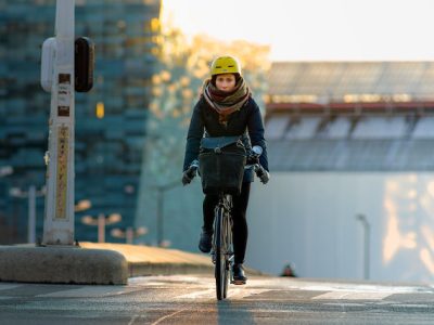 Une cycliste à Paris / © Olivier Mabelly (Flickr - Creative commons)