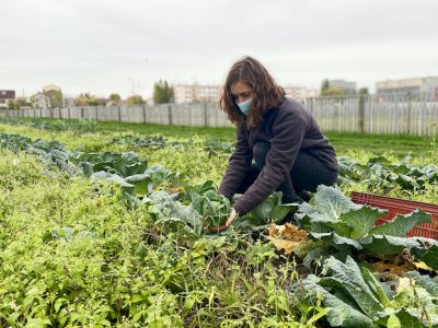 Caroline Robin, responsable d'exploitation au sein de la ferme ouverte de Saint-Denis / © Mélanie Rostagnat pour Enlarge your Paris