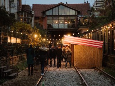 La Recyclerie, installée dans une ancienne gare de la Petite ceinture dans le 18e arrondissement, accueillera le 12 décembre un marché de Noël spécial Japon / © La Recyclerie