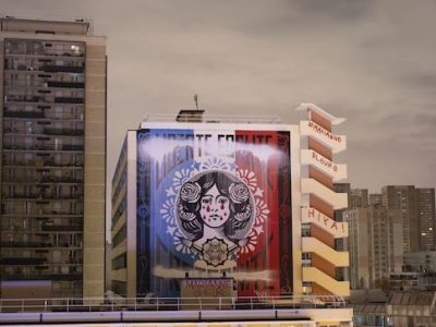 La fresque représentant Marianne dans le 13e arrondissement a été détournée par un collectif d'artistes dans la nuit de dimanche à lundi 14 décembre / © Hiya