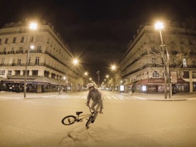 L'octuple champion du monde de BMX Matthias Dandois dans les rues de Paris désertes pour Unlocked Down / DR