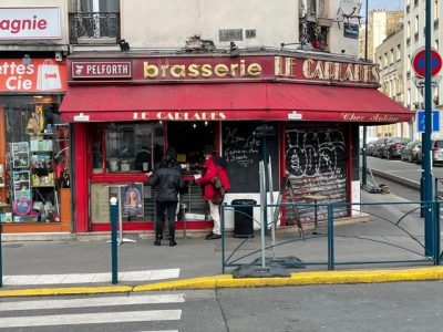 Le Carlardes et son comptoir de rue à Pantin / © Pierre Villetard pour Enlarge your Paris