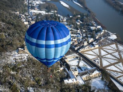 Vol en montgolfière au-dessus du village de La Roche-Guyon / © Francis Tack