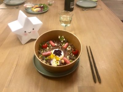Emincé de thon rouge aux algues japonaises proposé en vente à emporter par le chef étoilé Tomohiro Uido à la tête du restaurant Le Village à Marly / © Steve Stillman pour Enlarge your Paris